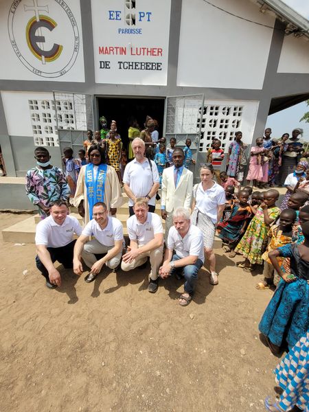 Togo unsere Gruppe vor der Kirche 47.jpg